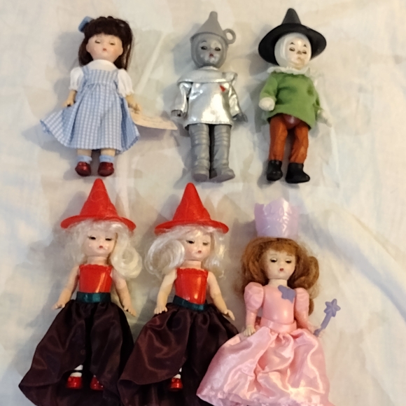 Madame Alexander Wizard of Oz Doll Set with Red, Pink, and Silver Outfits - Picture 6 of 9